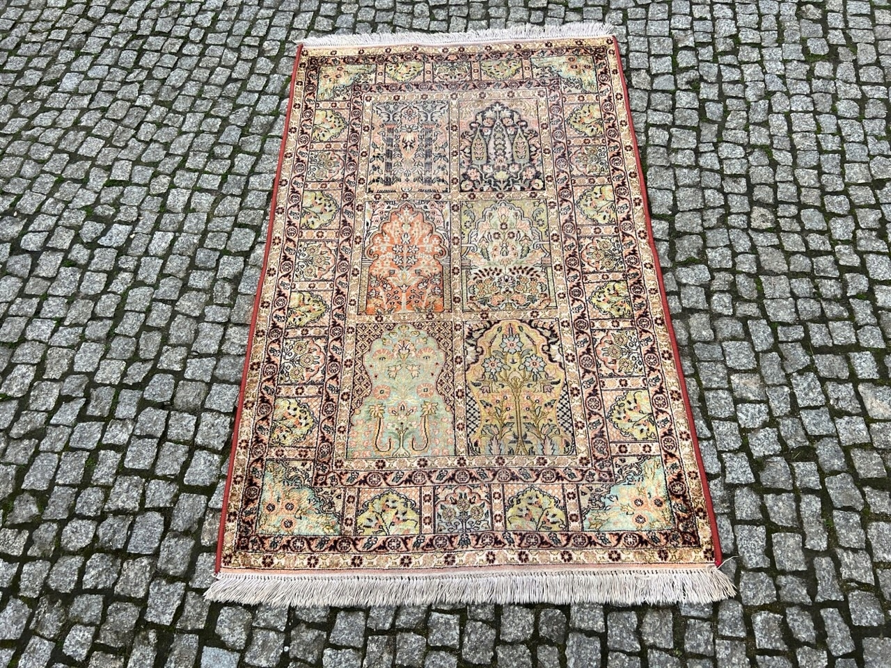 13688129613