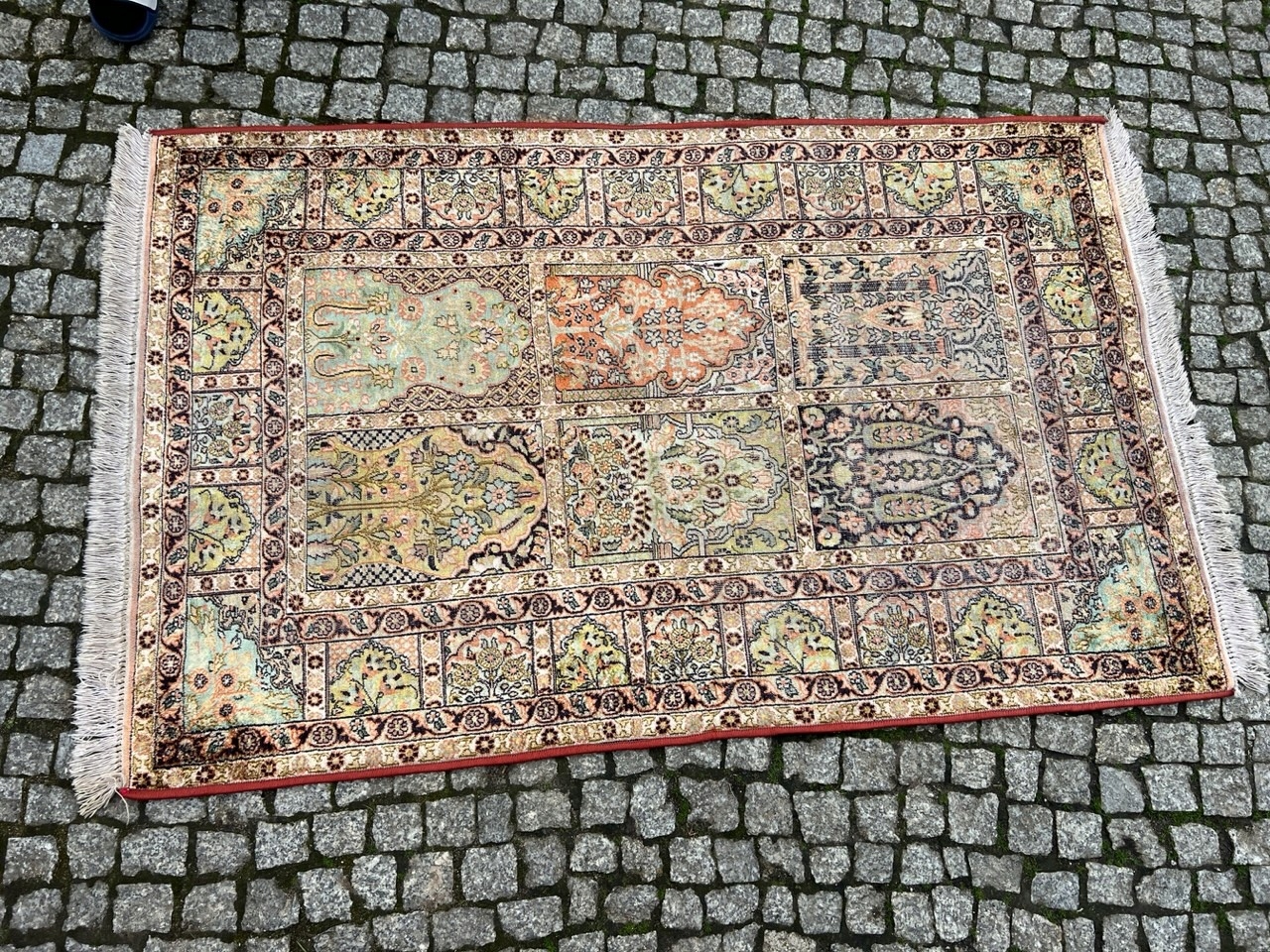 13688129613
