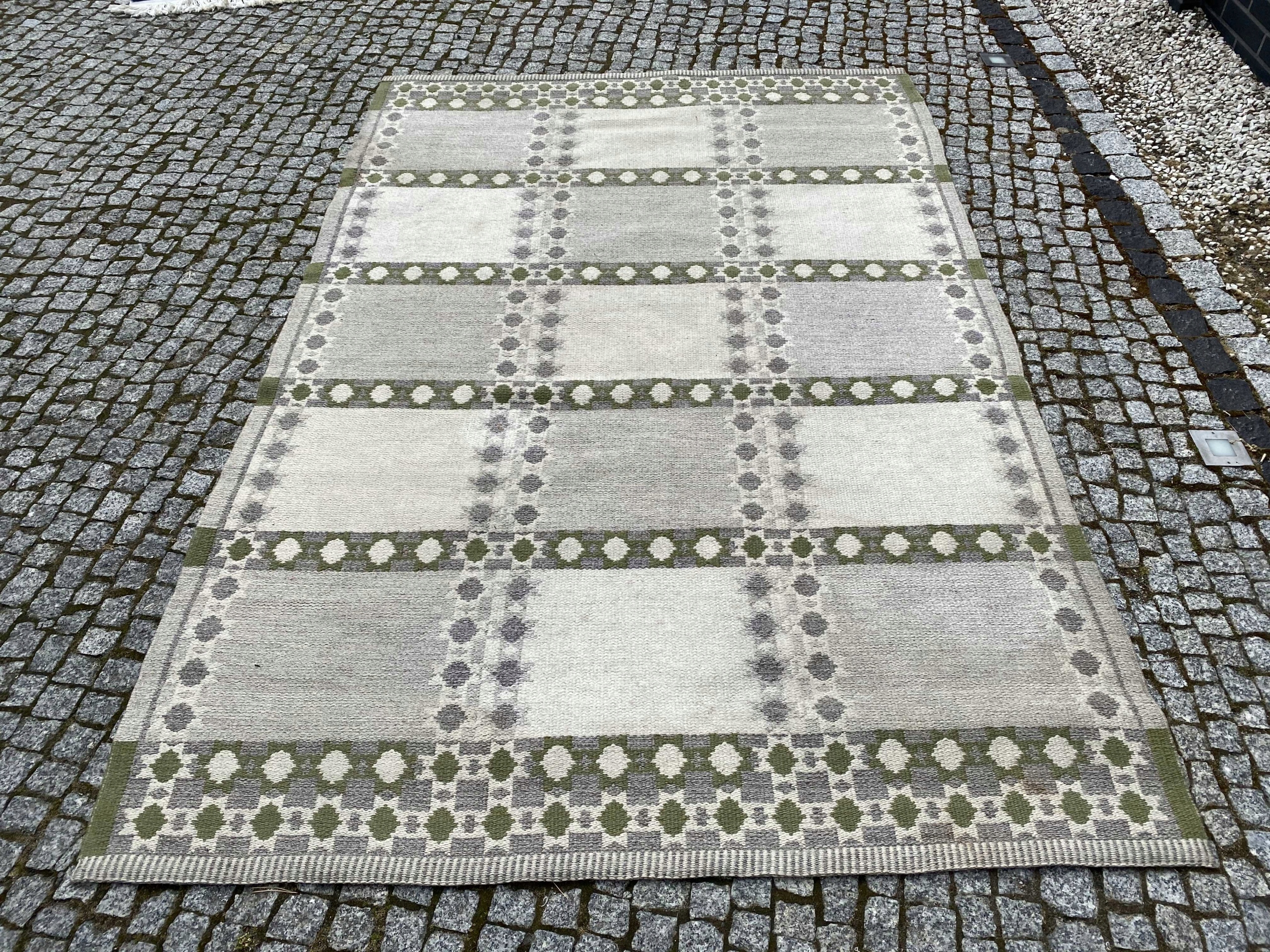 15135969702
