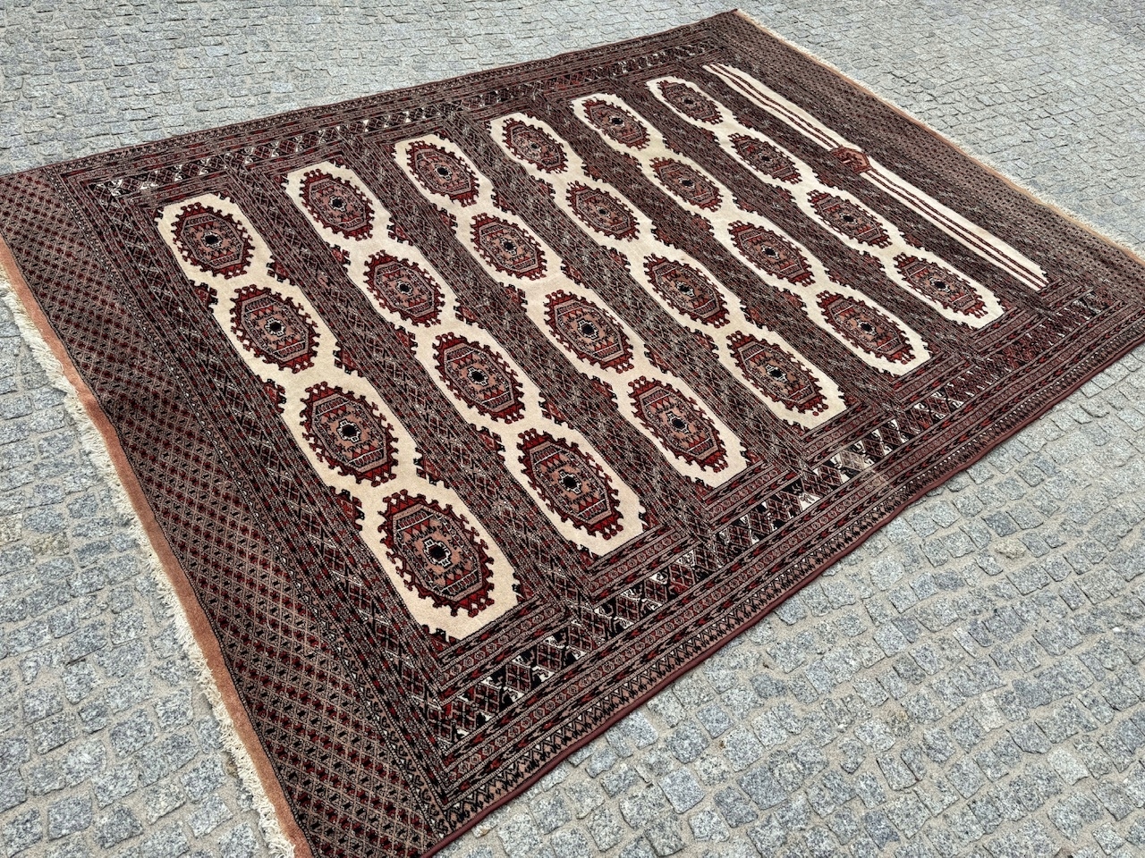 15695218867