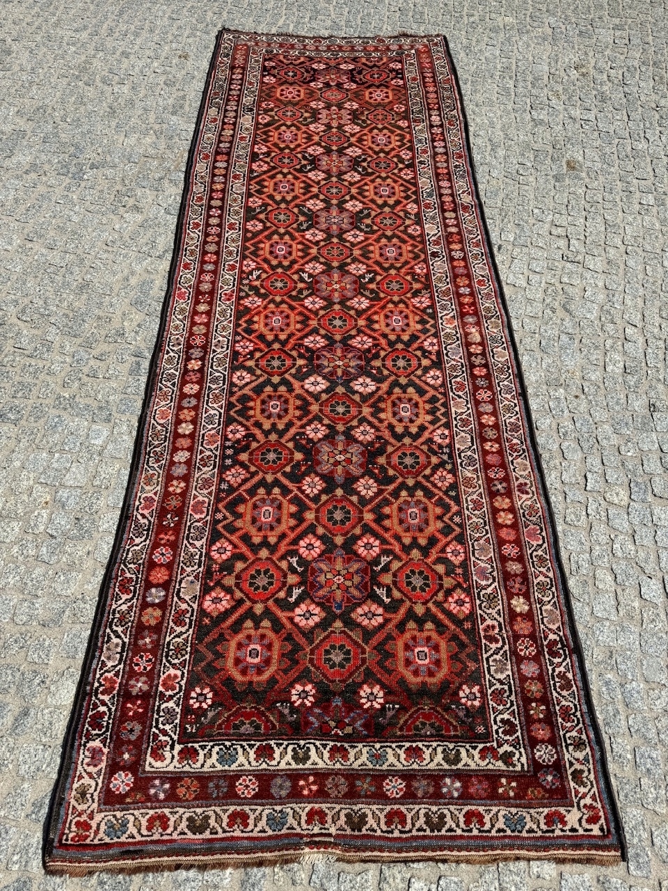 15733294593